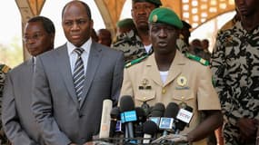 Conférence de presse du chef des officiers putschistes maliens, le capitaine Amadou Sanogo, en présence du ministre des Affaires étrangères burkinabé Djibril Bassolet à Kati, près de Bamako. La junte, affaiblie par l'offensive éclair des rebelles touaregs