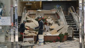 Des ouvriers déblayent les débris dans le centre commercial Hachinohe Shopping Center Lapia après le séisme de magnitude 7,5 qui a frappé la côte nord-est de la préfecture d'Aomori (Japon) à 23h15 le lundi 8 décembre 2025.