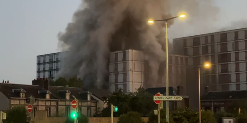 Deux immeubles "verre et acier" touchés par un incendie le 30 septembre 2023 à Rouen.
