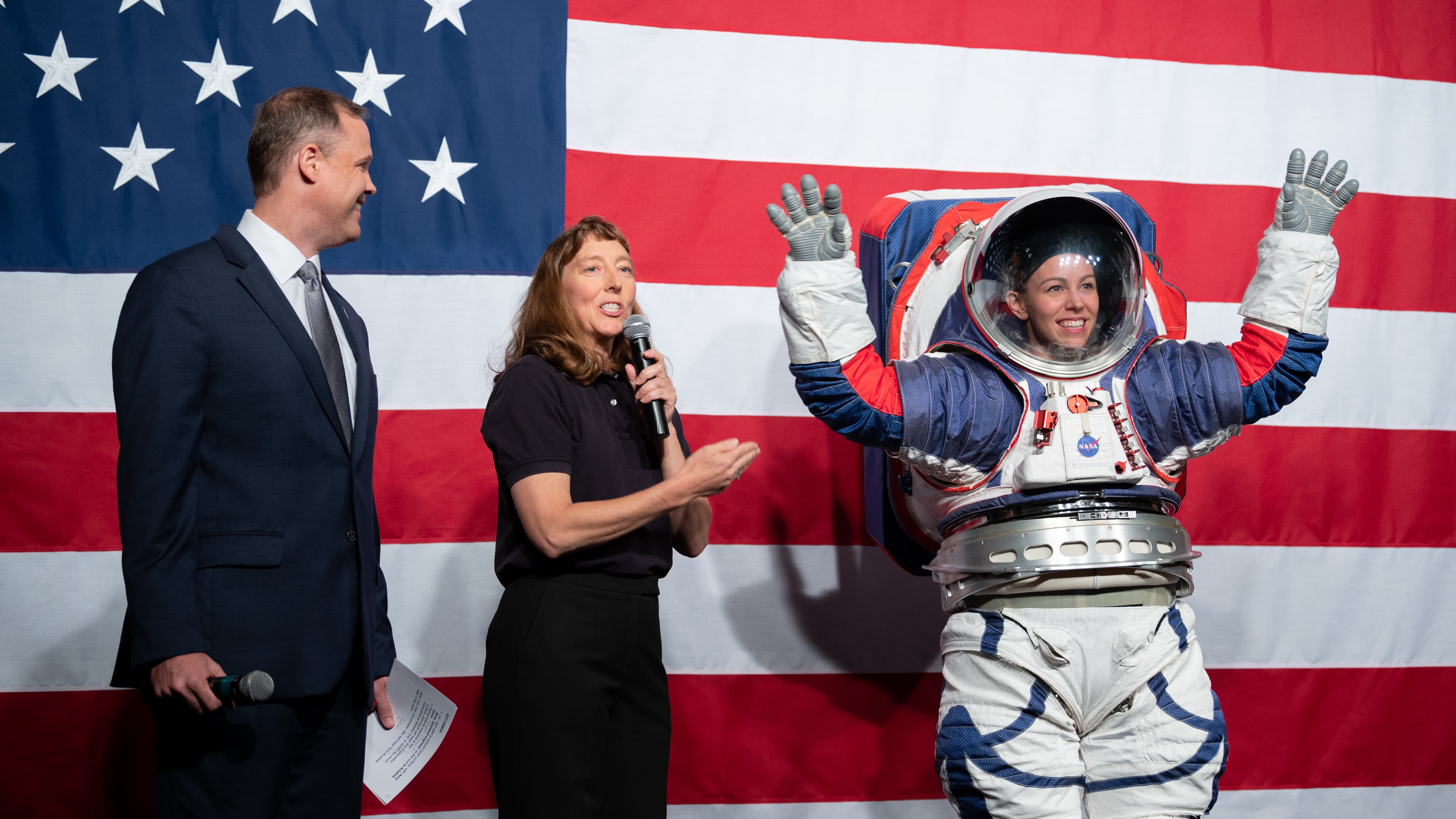 La combinaison spatiale xEMU a été dévoilée à Washington, mardi 15 octobre par la Nasa. La combinaison spatiale xEMU a été dévoilée à Washington, mardi 15 octobre par la Nasa.