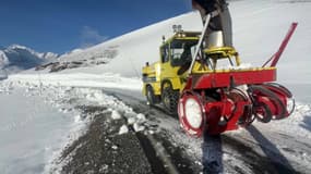 Un engin de déneigement au col du Galibier le vendredi 9 mai 2025