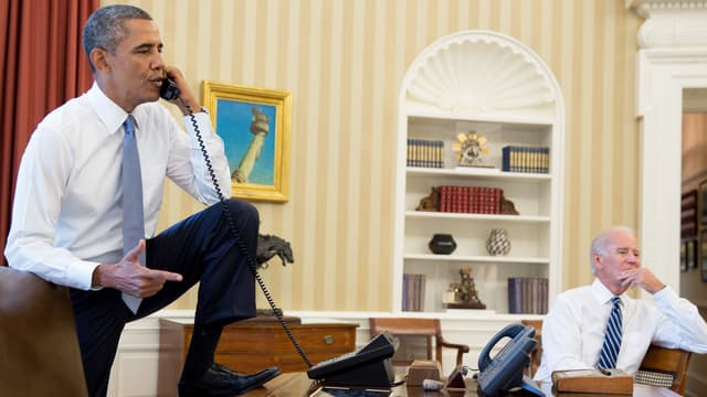 Barack Obama au téléphone avec le président de la Chambre des Représentants, John Boehner, le 31 août. A ses côtés, le vice-président Joe Biden.