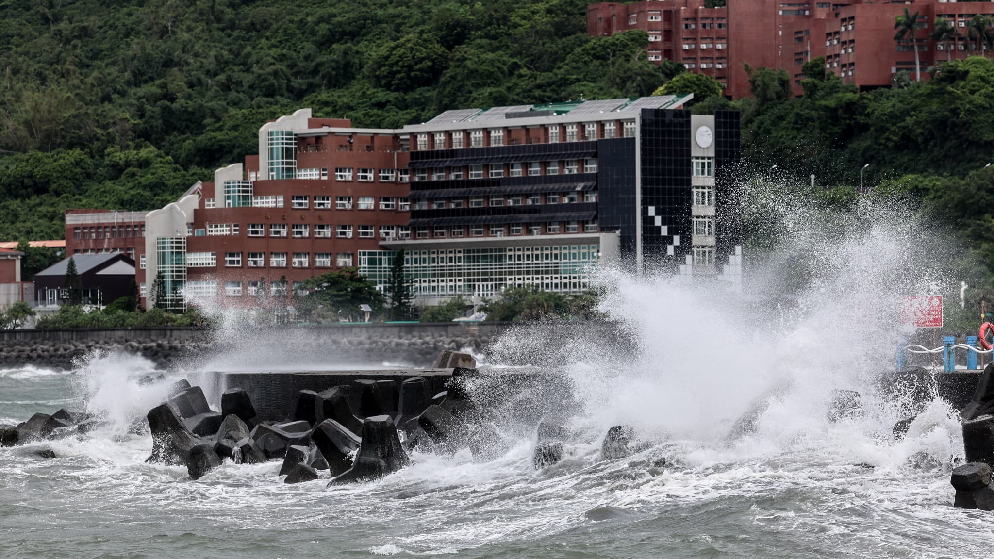 Les vagues générées par le typhon Podul déferlent sur la côte de Kaohsiung le 13 août 2025.