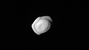 Photo de la lune de Saturne, Pan, prise par la sonde Cassini, le 7 mars 2017