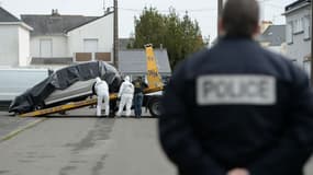 Des enquêteurs autour de la voiture de Sébastien Troadec retrouvée à Saint-Nazaire