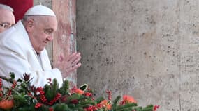 Le pape François salue la foule depuis le balcon principal de la basilique Saint-Pierre après le message Urbi et Orbi et la bénédiction à la ville et au monde dans le cadre des célébrations de Noël, sur la place Saint-Pierre au Vatican, le 25 décembre 2024.