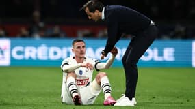 Julien Stéphan et Benjamin Bourigeaud après l'élimination du Stade Rennais face au PSG en demi-finales de la Coupe de France, le 3 avril 2024.
