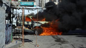 Un véhicule brûle dans une rue après que les forces gouvernementales syriennes se soient retirées du gouvernorat de Soueida, le 17 juillet 2025.