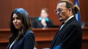 Johnny Depp et l'une de ses avocates, Camille Vasquez, au tribunal, le 18 juin 2022.