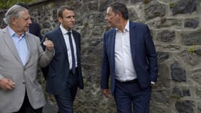 Emmanuel Macron, accompagné, à droite, d'Alain Calmette
