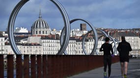 Seule une "activité physique individuelle" et brève est autorisée en France, à partir du 17 mars et pour 15 jours (photo d'illustration à Nantes, le 23 novembre 2017).