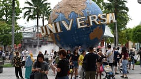 Des visiteurs se rassemblent devant le globe d'Universal à Singapour, le 25 septembre 2019.