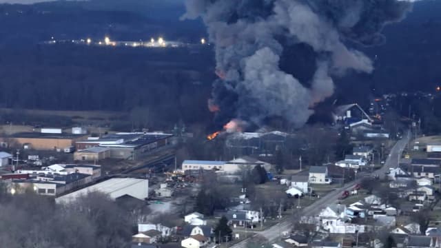 Colonne de fumée lors de la libération d'un produit toxique à East Palestine, dans l'Etat américain de l'Ohio, sur le site d'un déraillement d'un train, le 6 février 2022