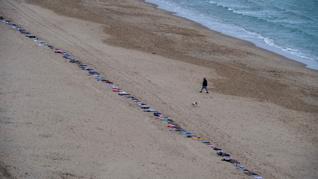 Une installation de vêtements sur 5 km de long sur la plage de Bournemouth en Angleterre, le 8 février 2024 pour dénoncer les enfants morts du conflit Hamas-Israël.