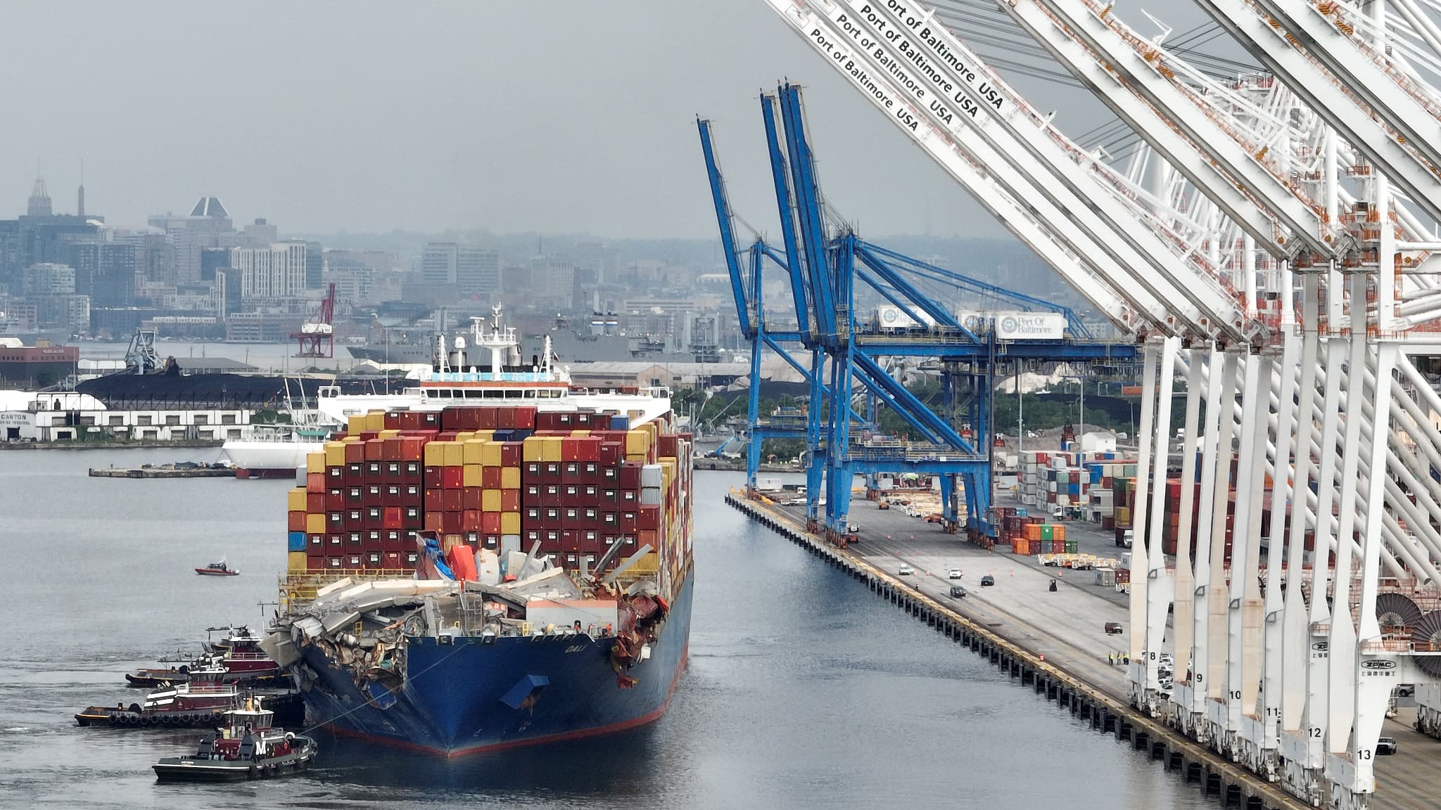 Le prote-conteneurs Dali arrive sur un chantier naval de Baltimore le 20 mai 2024