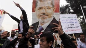 Manifestation de soutien au président égyptien Mohamed Morsi, près de l'université du Caire. Le chef de l'Etat égyptien a fixé samedi au 15 décembre prochain la tenue du référendum sur le projet de constitution élaboré par l'Assemblée constituante mais le