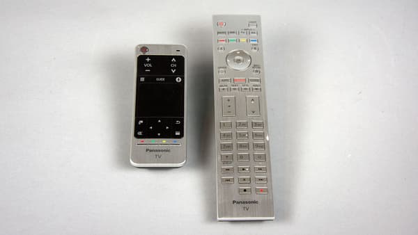 Le Panasonic TX-65CZ950E est livré avec deux télécommandes