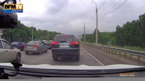 Quand un homme essaie d'éviter les embouteillages en Russie