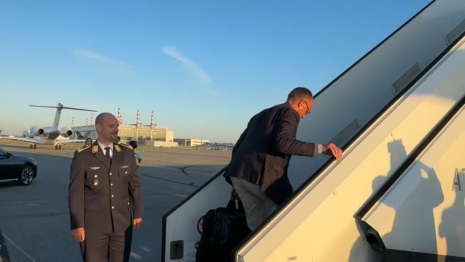 Le chancelier allemand Friedrich Merz montant dans un avion à Munich (Allemagne) en direction de Washington (États-Unis) le lundi 18 août 2025. Le chancelier allemand Friedrich Merz montant dans un avion à Munich (Allemagne) en direction de Washington (États-Unis) le lundi 18 août 2025.