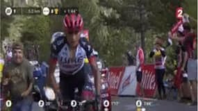 Un spectateur sur la route du Tour. La suite va vous étonner.