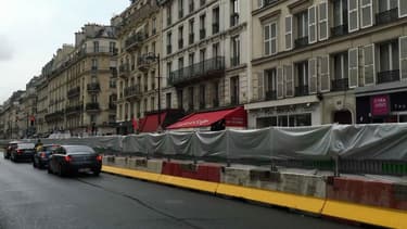 Une piste cyclable à double sens est en cours d'aménagement rue de Rivoli.