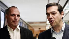 Le ministre grec des Finances, Yanis Varoufakis (g) et le Premier ministre Alexis Tsipras, le 27 mai 2015 à Athènes