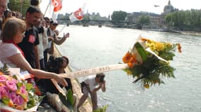 Le 1er mai 2007, des militants d'associations contre le racisme rendent hommage à Brahim Bouarram à Paris.