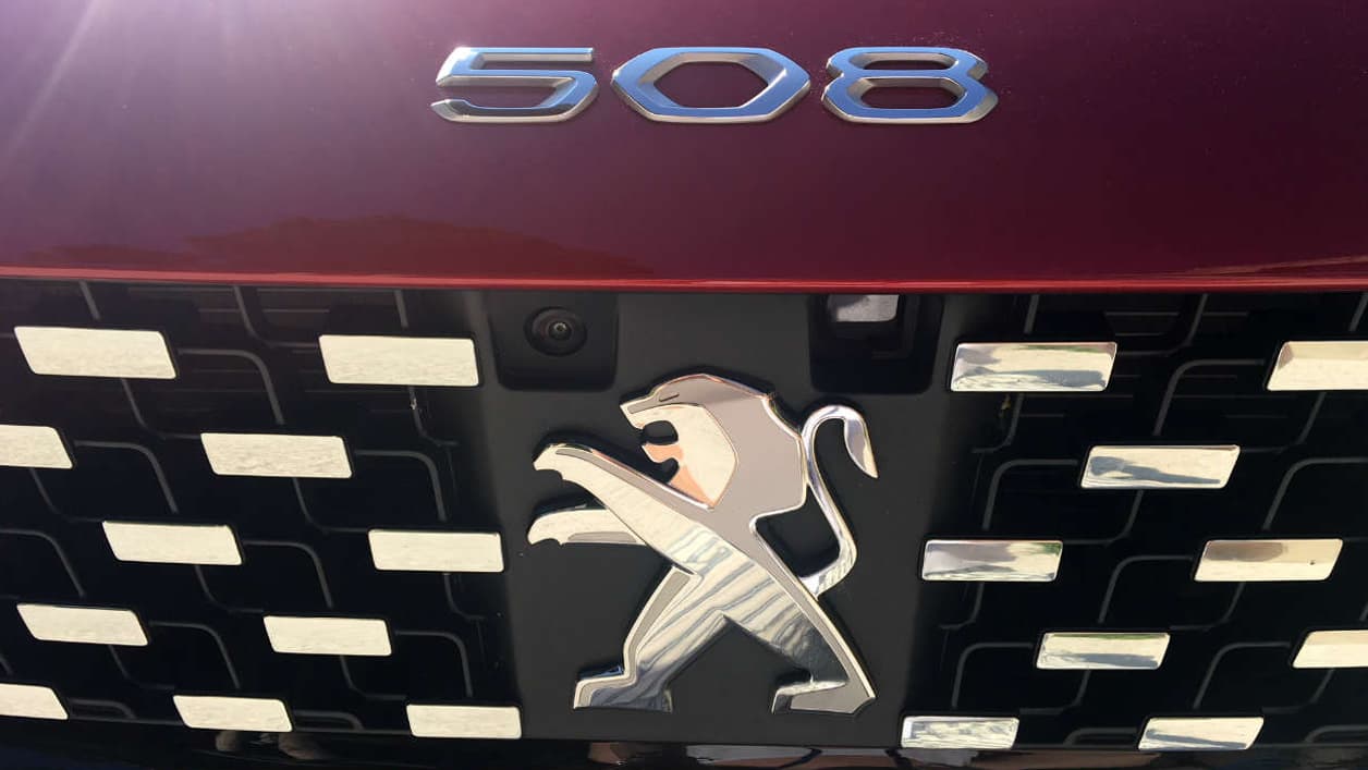 Peugeot a remis pour le patronyme sur le capot de la berline. Un hommage à la mythique 504. Peugeot a remis pour le patronyme sur le capot de la berline. Un hommage à la mythique 504.