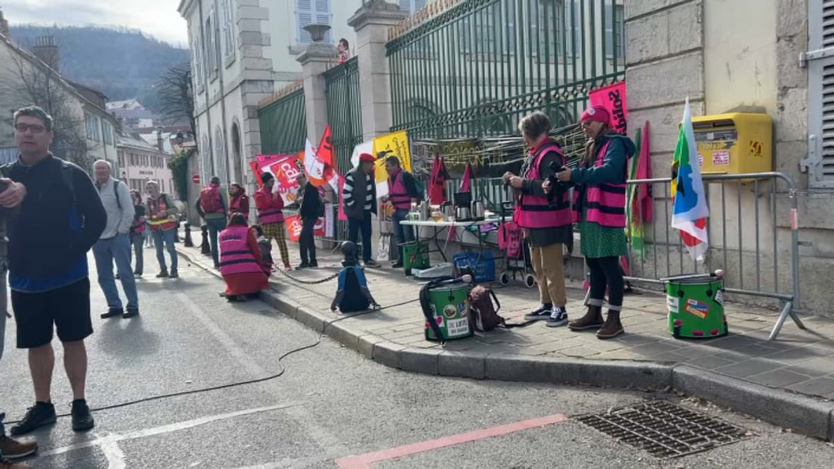Les manifestants étaient rassemblés devant la préfecture des Hautes-Alpes. Les manifestants étaient rassemblés devant la préfecture des Hautes-Alpes.