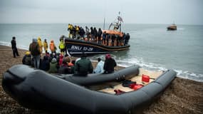 Des migrants sur une plage de Dungeness après avoir été secourus en mer par la RNLI pendant leur traversée de La Manche, le 24 novembre 2021 dans le sud-est de l'Angleterre