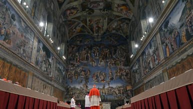 (ARCHIVES) Cette photo distribuée par le bureau de presse montre des cardinaux faisant la queue dans la chapelle Sixtine pour jurer sur la Bible de ne jamais révéler les secrets de leurs délibérations avant le début du conclave au Vatican le 12 mars 2013.
