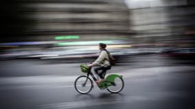 Une personne sur un vélib (photo d'illustration)