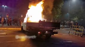 Un camion en feu à Marseille, le 30 juin 2023, en marge d'émeutes urbaines après la mort de Nahel.