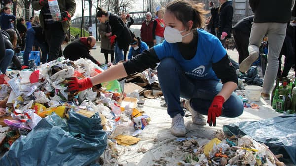 Une centaine de bénévoles ont participé à la collecte de déchets. Une centaine de bénévoles ont participé à la collecte de déchets.