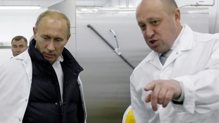 L'homme d'affaires Evguéni Prigojine (à droite) et le président russe Vladimir Poutine à Saint-Pétersbourg (Russie), le 20 septembre 2010