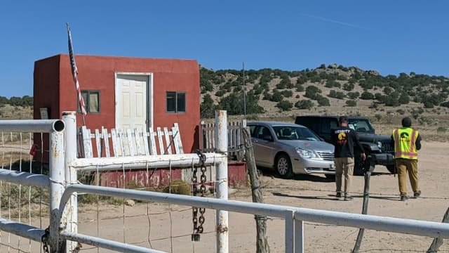 Des gardes à l'entrée du ranch Bonanza Creek le 22 octobre 2021 à Santa Fe, au Nouveau-Mexique, où se déroulait le tournage du film "Rust" lorsqu'a eu lieu le tir mortel qui a tué la directrice de la photographie