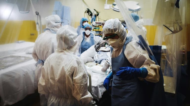 Equipe de réanimation au chevet d'un malade du Covid-19 le 9 avril 2020, à l'hôpital franco-britannique de Levallois-Perret