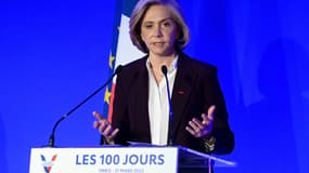 La candidate Les Republicains (LR) à l'élection présidentielle française, Valérie Pécresse, présente le calendrier de ses réformes le 31 mars 2022 à Paris
