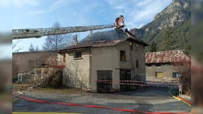 Un feu s'est déclaré dans une maison de la Roche-de-Rame (Hautes-Alpes), tôt ce matin du vendredi 7 février 2025.