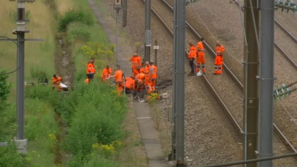 Des agents SNCF interviennent à Croisilles (Pas-de-Calais), le 26 juillet 2024, après des actes de malveillance.