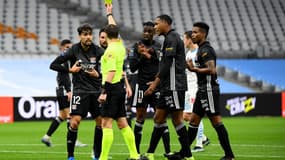 Paqueta face à l'arbitre lors d'OM-OL