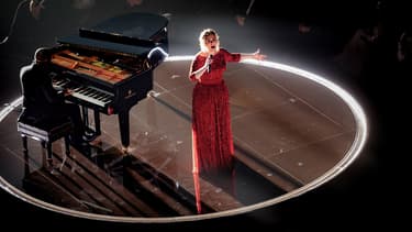 Adèle sur la scène des Grammy Awards le 15 février 2016