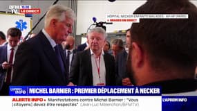 Michel Barnier échange avec des ambulanciers et infirmiers de l'hôpital Necker à Paris pour son premier déplacement officiel 