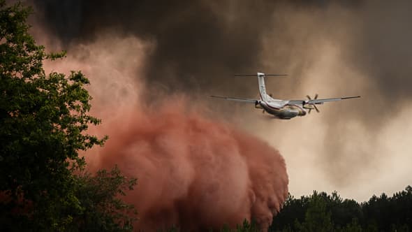 Un avion largue un retardant sur un incendie près de Saint-Magne, en Gironde, le 11 août 2022