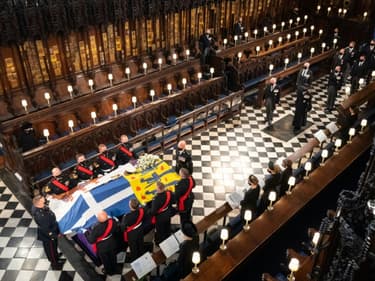 Le cercueil du prince Philip d'Edimbourg dans la chapelle du château de Windsor lors de ses funérailles le 17 avril 2021