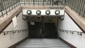 Une station de métro fermée à Paris ce vendredi, lors de la grève de la RATP.