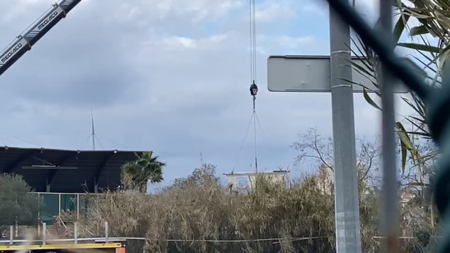 Une grue déployée près du bassin des orques à Marineland, à Antibes.