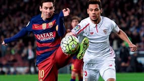 Timothée Kolodziejczak à la lutte avec Lionel Messi