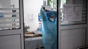 Un médecin s'occupe d'un patient atteint d'une forme grave du Covid-19 à l'hôpital Lyon-Sud en avril 2021.