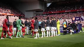 La haie d'honneur des joueurs d'Arsenal à ceux de Liverpool (2-2), le 11 mai 2025